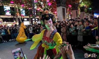 ​不倒翁为什么不倒西安大唐不夜城不倒翁女孩近况如何