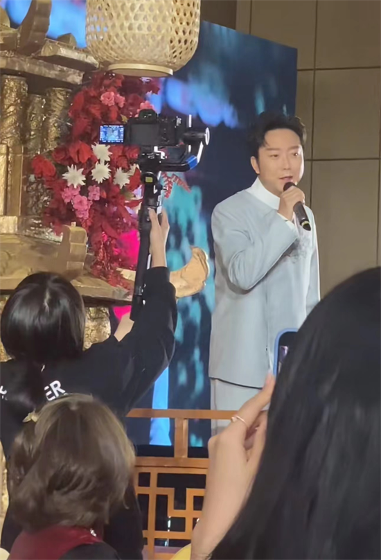 李玉刚简介及个人资料（44岁李玉刚参加婚礼当场泪崩！）