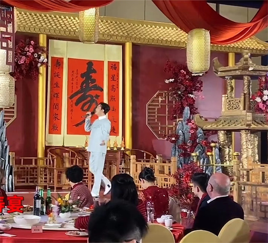 李玉刚简介及个人资料（44岁李玉刚参加婚礼当场泪崩！）