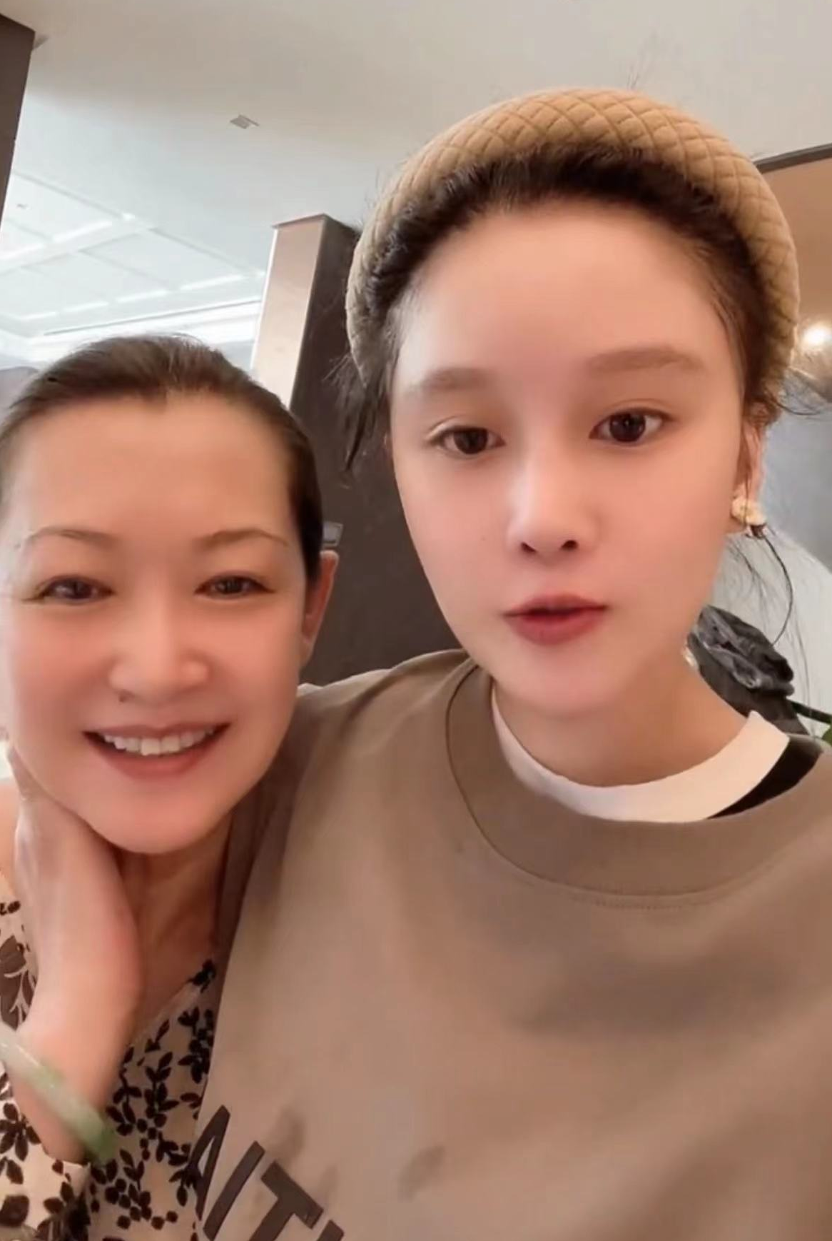 马丽娟个人资料简介生活照（65岁赵本山全家福曝光！娇妻马丽娟成全家最美）