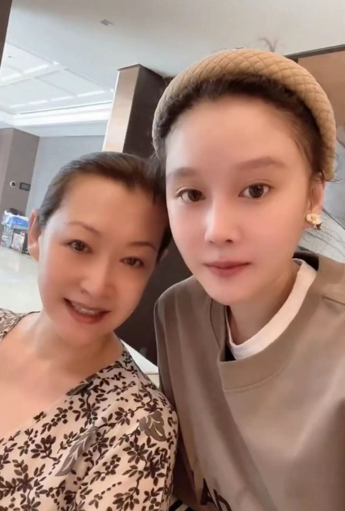 马丽娟个人资料简介生活照（65岁赵本山全家福曝光！娇妻马丽娟成全家最美）