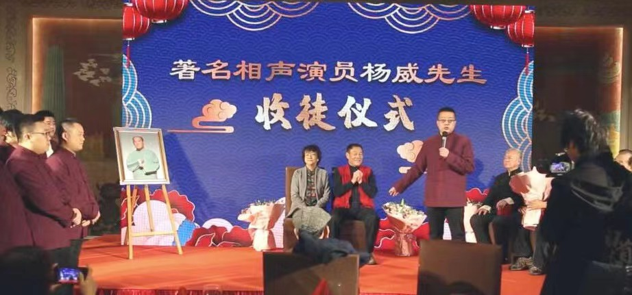 90岁杨少华携全家吃火锅，身形消瘦但精神奕奕，父子5人如复制