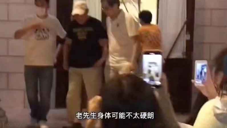 90岁杨少华携全家吃火锅，身形消瘦但精神奕奕，父子5人如复制