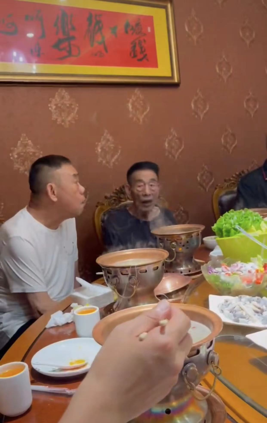 90岁杨少华携全家吃火锅，身形消瘦但精神奕奕，父子5人如复制