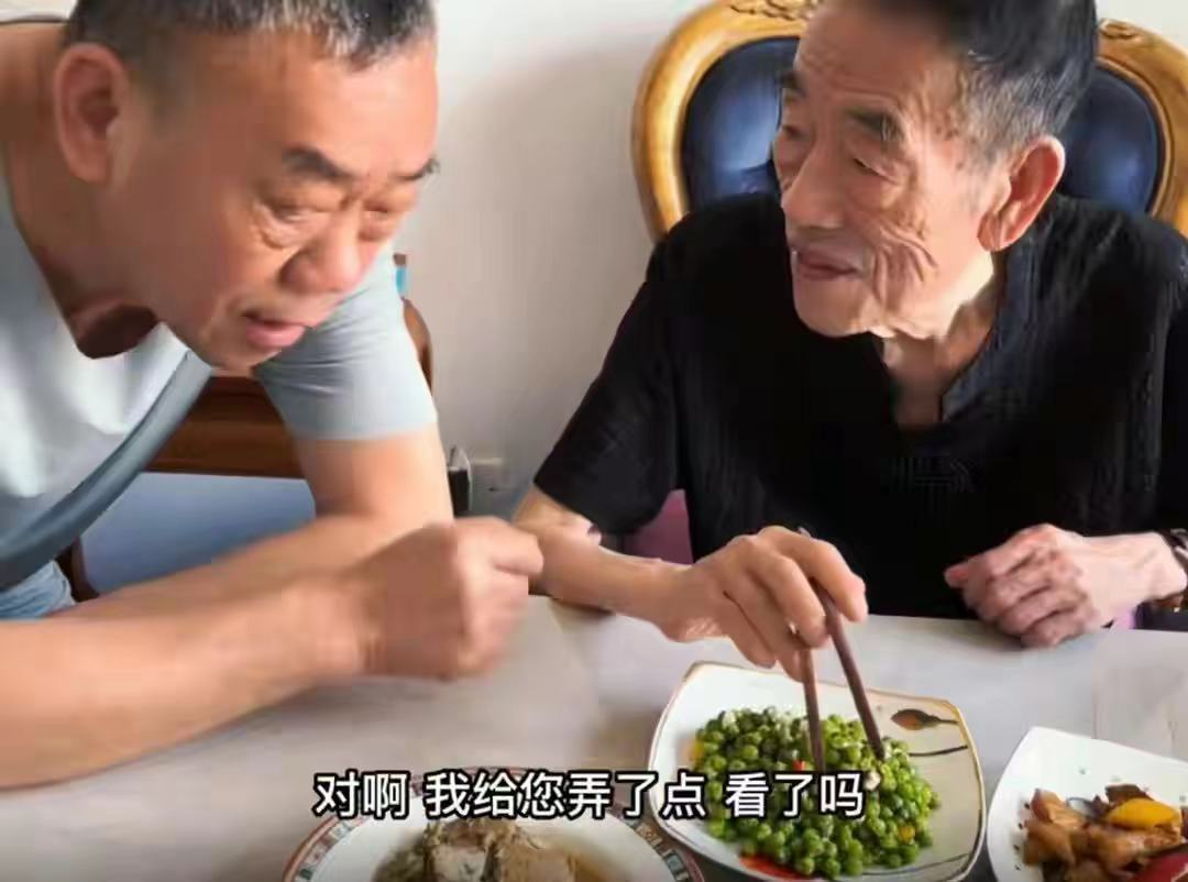 90岁杨少华携全家吃火锅，身形消瘦但精神奕奕，父子5人如复制