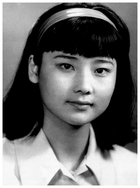 何赛飞：曾是邓颖超座上宾，因长得太美无人敢追，父亲为她不续娶