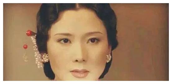 何赛飞：曾是邓颖超座上宾，因长得太美无人敢追，父亲为她不续娶