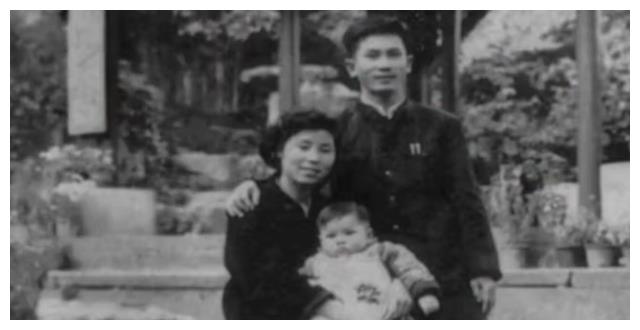 何赛飞：曾是邓颖超座上宾，因长得太美无人敢追，父亲为她不续娶