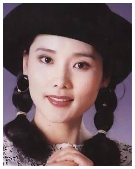 何赛飞：曾是邓颖超座上宾，因长得太美无人敢追，父亲为她不续娶