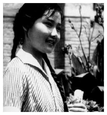 何赛飞：曾是邓颖超座上宾，因长得太美无人敢追，父亲为她不续娶