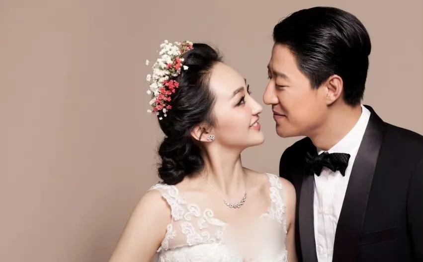 嫁大13岁于震的演员辛月，婚后连生3胎，丈夫一家把她宠成宝