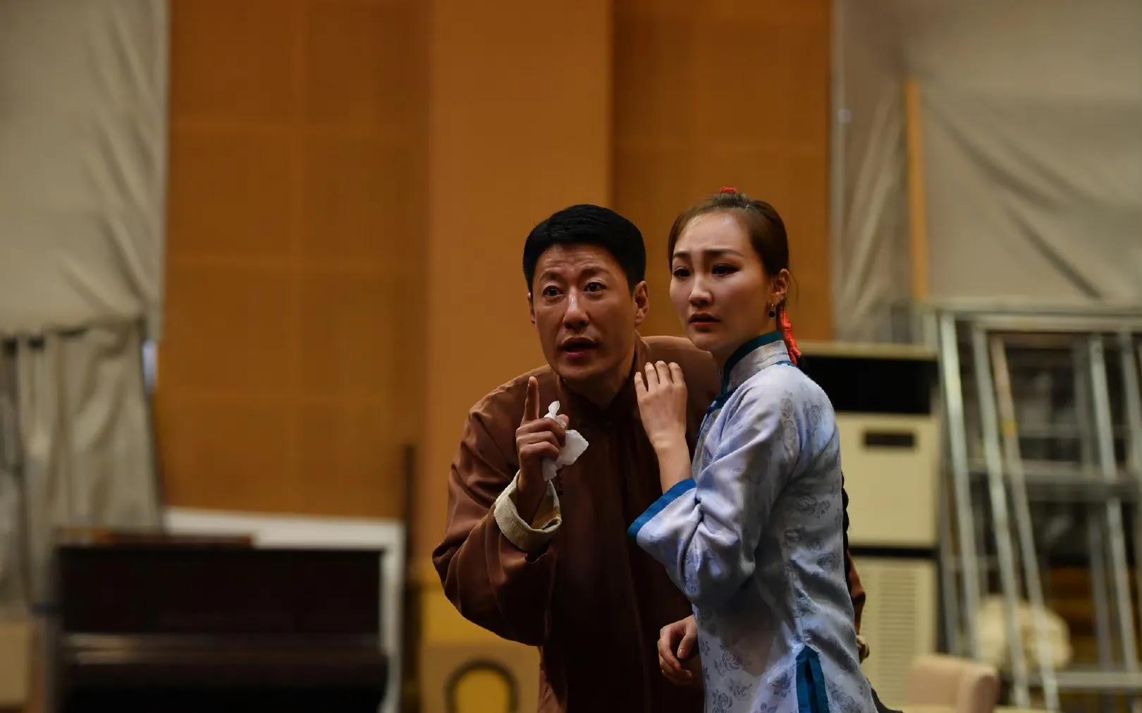 嫁大13岁于震的演员辛月，婚后连生3胎，丈夫一家把她宠成宝