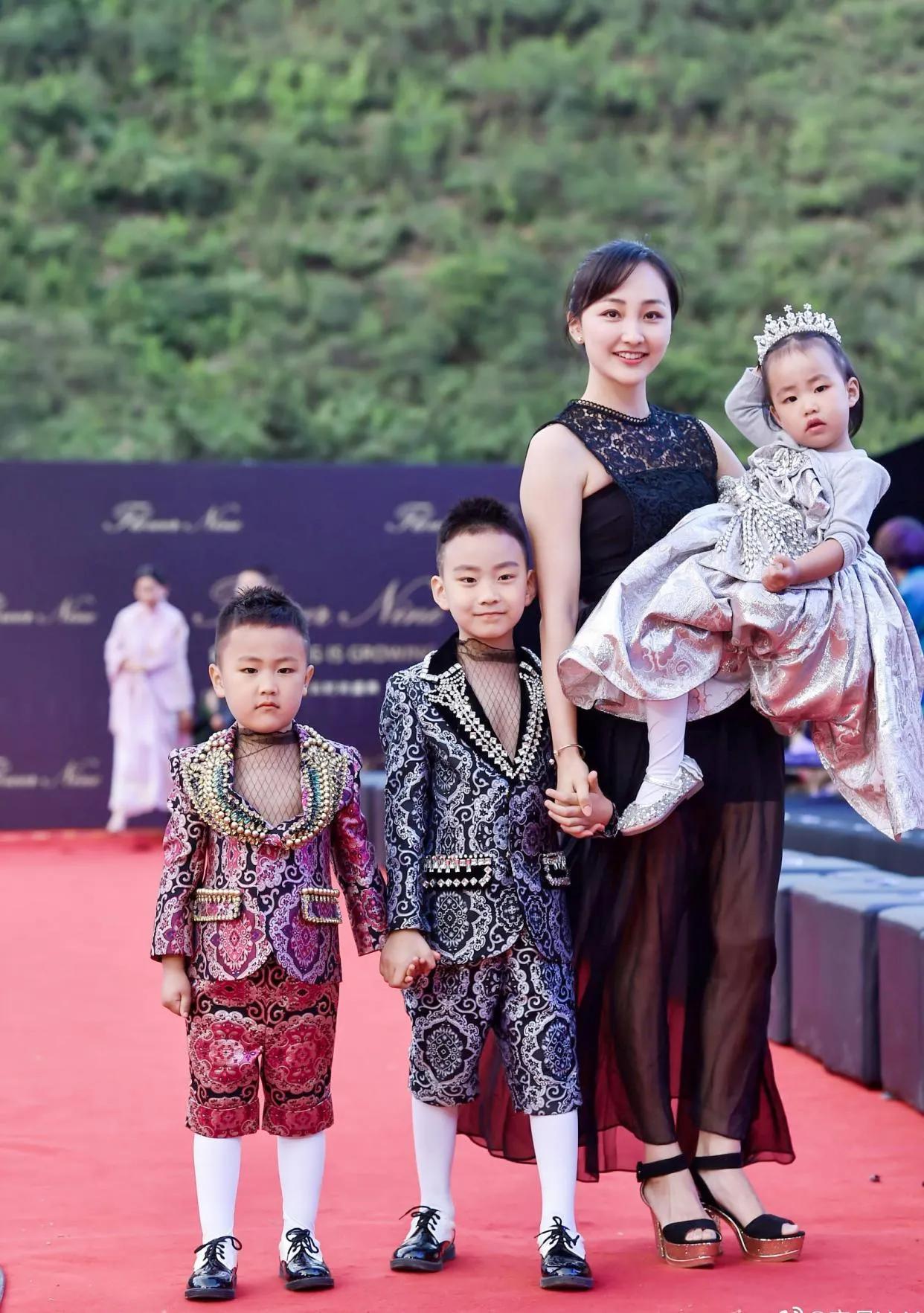 嫁大13岁于震的演员辛月，婚后连生3胎，丈夫一家把她宠成宝