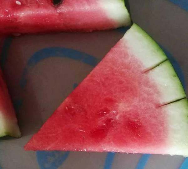 三角西瓜怎么切,西瓜怎么切成小块三角形图片图4