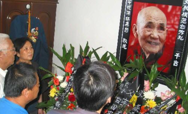 “傻”老头白芳礼：一生最大的愿望，便是所有孩子，都能上得起学