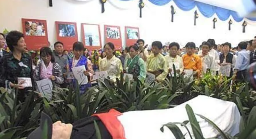 “傻”老头白芳礼：一生最大的愿望，便是所有孩子，都能上得起学