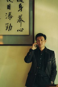 ​46岁张颂文爆火后一点没飘！参加狂飙庆功宴众星捧月，对粉丝超暖