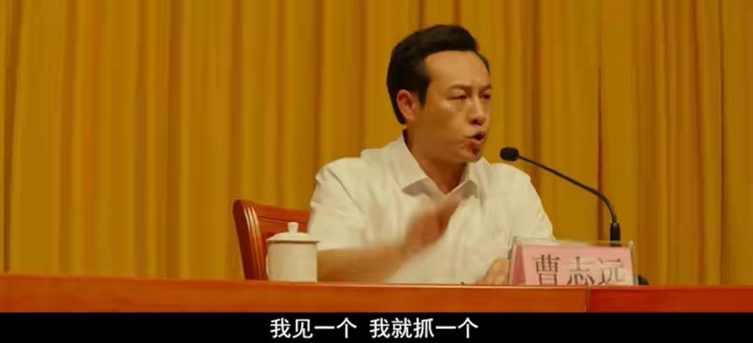 张颂文把金世佳脖子掐出血痕，《扫黑·决战》很敢拍，还很敢演