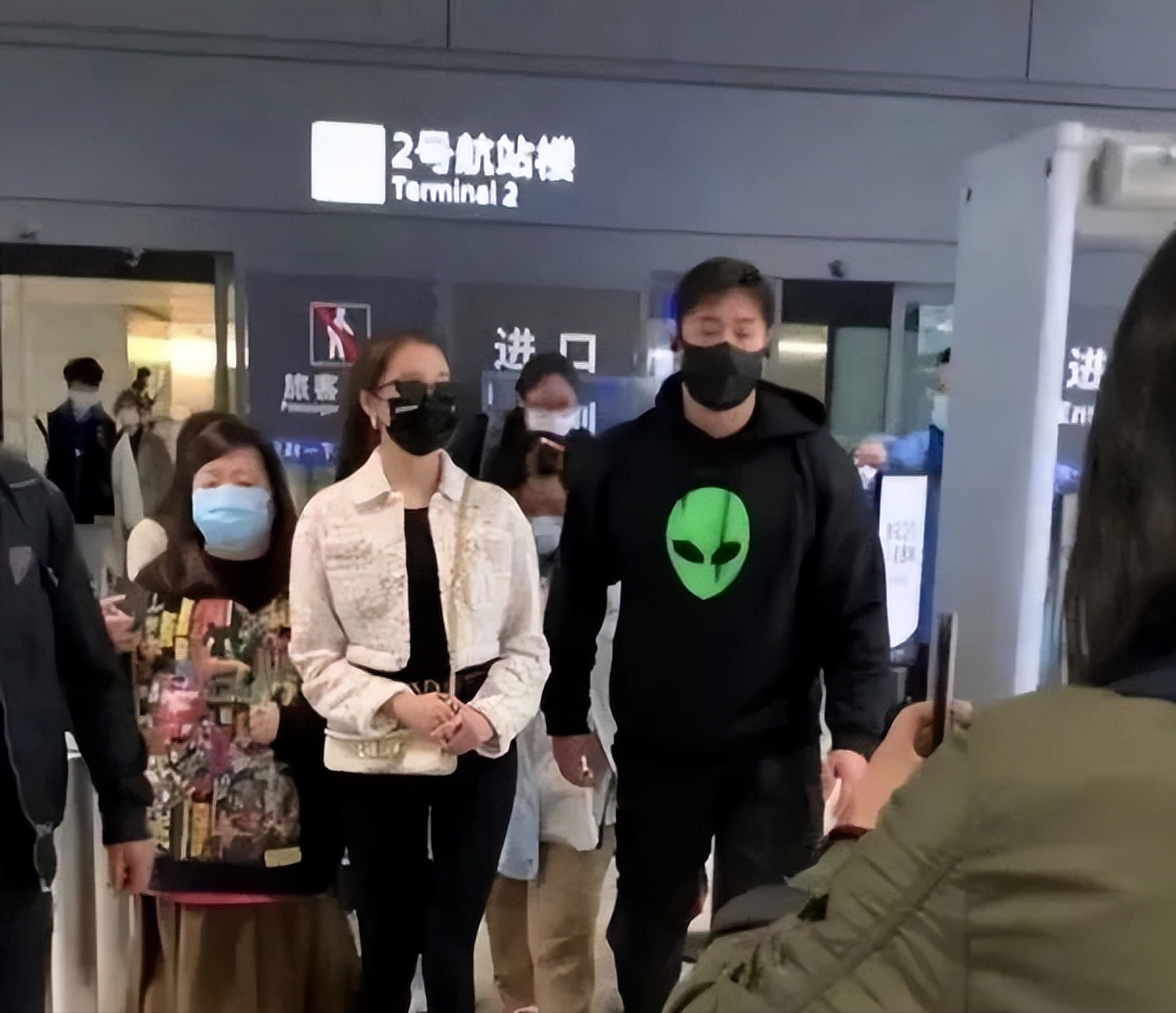 关晓彤不愧是京圈名媛，穿3万小香风外套，出门带助理保镖排场大