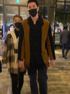 ​锦荣携辣妈女友恩爱现身，眉宇间神似蔡依林，新欢身份不简单