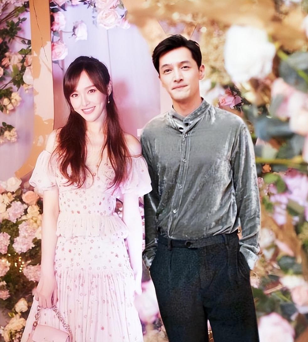 唐嫣父亲抱孙女现身医院！探望胡歌老婆显亲密，小糖糖颜值首曝光