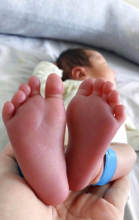 明道晒老婆视角与儿子合照，抱娃遛弯儿子趴在他肩头，超有爱