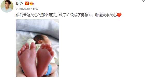 明道晒老婆视角与儿子合照，抱娃遛弯儿子趴在他肩头，超有爱