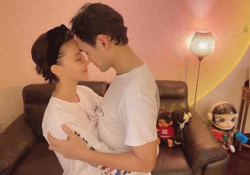 袁弘看张歆艺的电影，回家看到老婆后求抱抱：哭死宝宝了