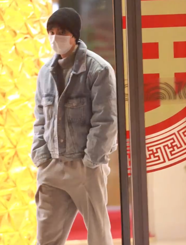 王俊凯过完年后状态不佳，手插裤兜无精打采，心情很差像失恋一样