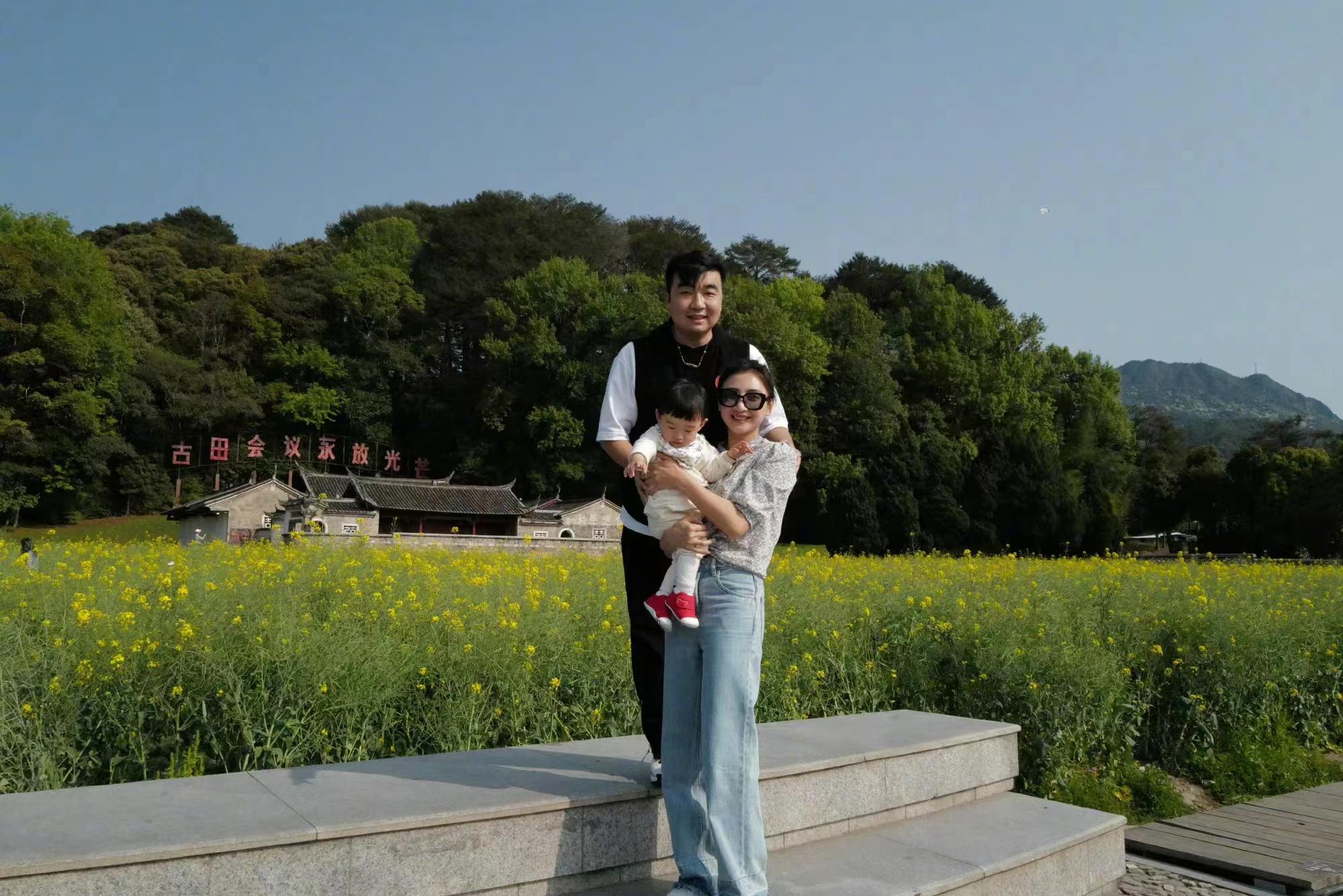 何雯娜与陈一冰分手11年！她单身8年闪婚生女，他婚后6年晒全家福