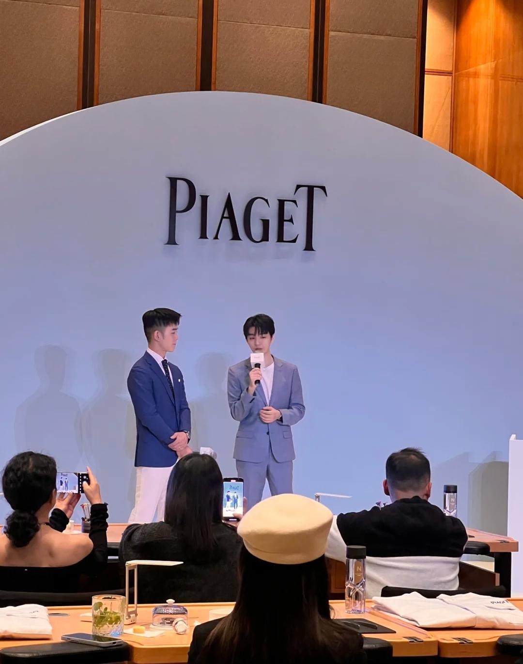 王俊凯黑高领西装高级又迷人，直播夹在领导中间，好像过年走亲戚