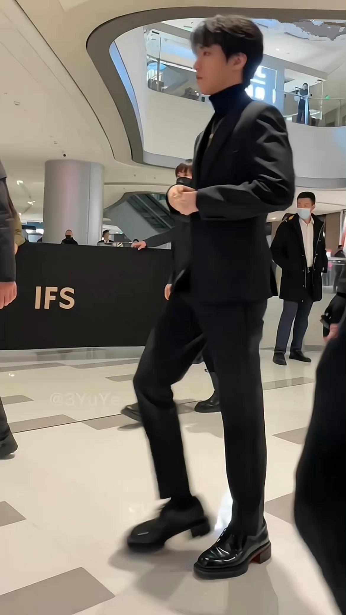王俊凯黑高领西装高级又迷人，直播夹在领导中间，好像过年走亲戚