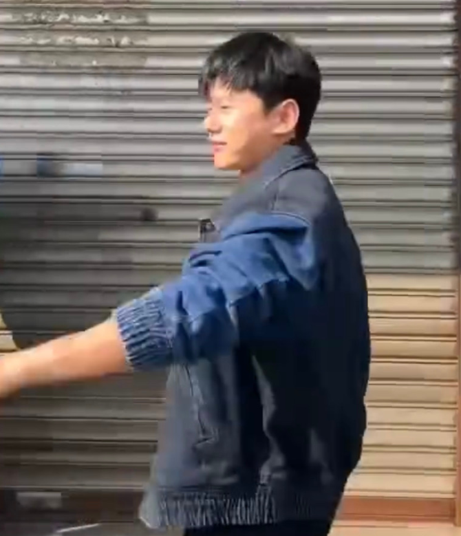 张杰现身成都街头被偶遇，与路人打招呼毫无架子，打扮低调太亲和