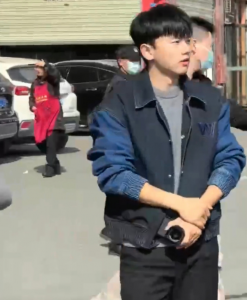 ​张杰现身成都街头被偶遇，与路人打招呼毫无架子，打扮低调太亲和