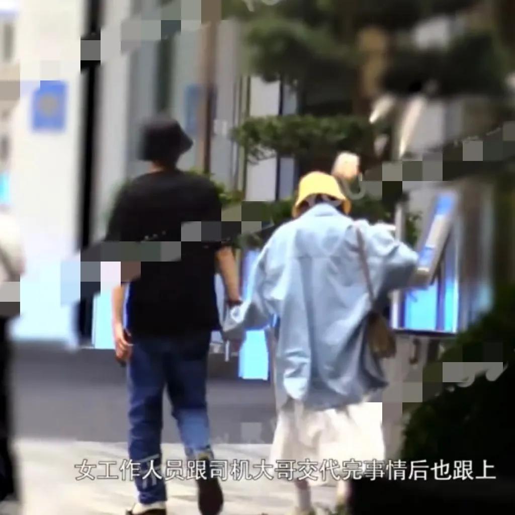 张若昀唐艺昕牵手逛街，全程十指紧扣太恩爱，结婚三年仍甜蜜