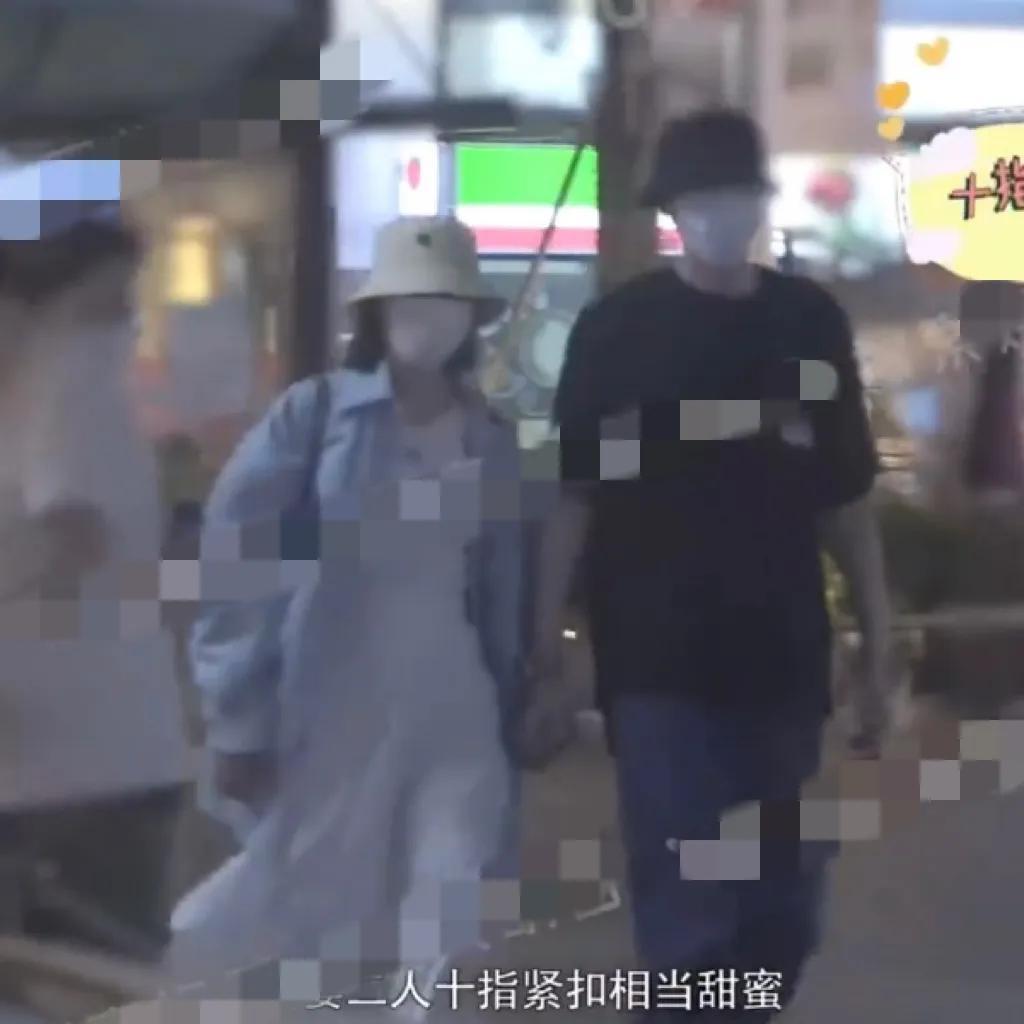 张若昀唐艺昕牵手逛街，全程十指紧扣太恩爱，结婚三年仍甜蜜
