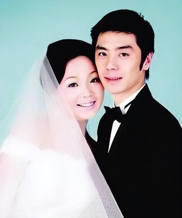 闫妮的个人资料（邹伟娶妻生子闫妮至今未婚）