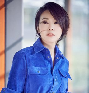 ​闫妮的个人资料（邹伟娶妻生子闫妮至今未婚）
