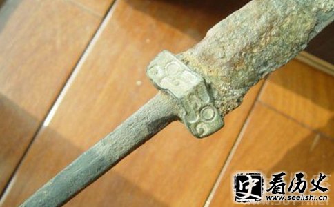 刘胜佩剑