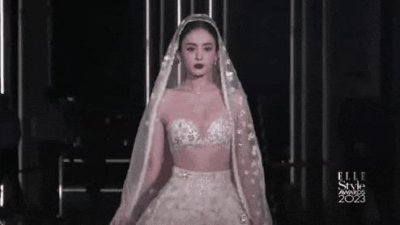 ​模仿人家穿黄袍，她还是太嫩了