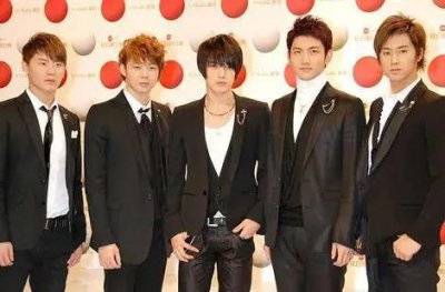 ​韩男团顶流塌房后仍不肯退休，和泰国富婆恋爱拿代言合约