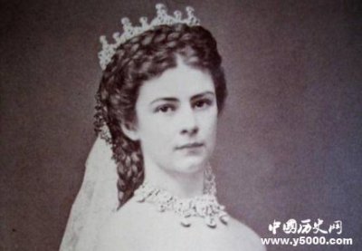 ​茜茜公主的悲惨人生：皇室婚姻让她宛如囚鸟 一生悲情几人知