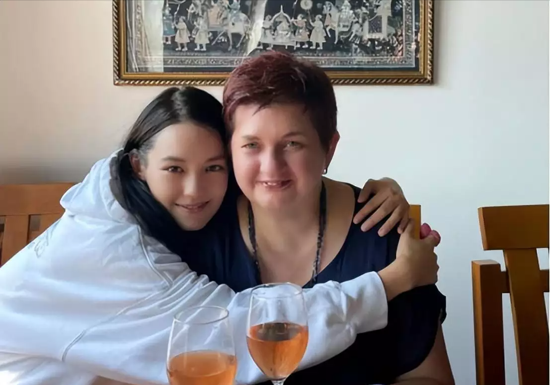 演员李崇霄去世1年多，23的女儿撑起全家，遗孀的选择让人泪目