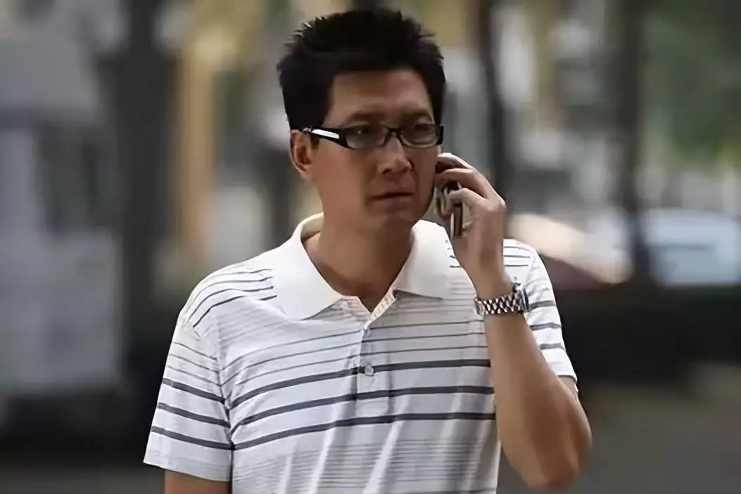 演员李崇霄去世1年多，23的女儿撑起全家，遗孀的选择让人泪目