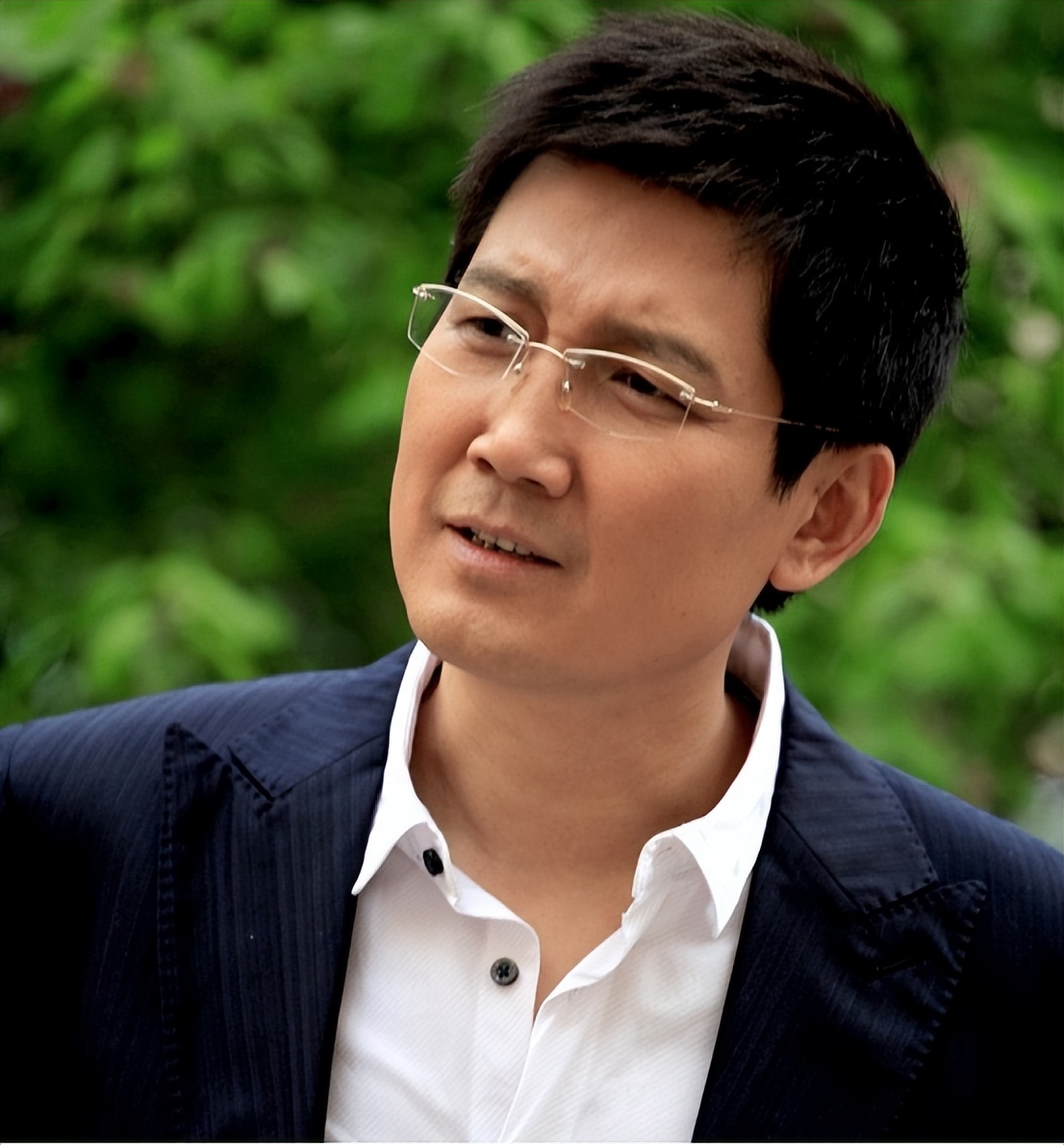 演员李崇霄去世1年多，23的女儿撑起全家，遗孀的选择让人泪目