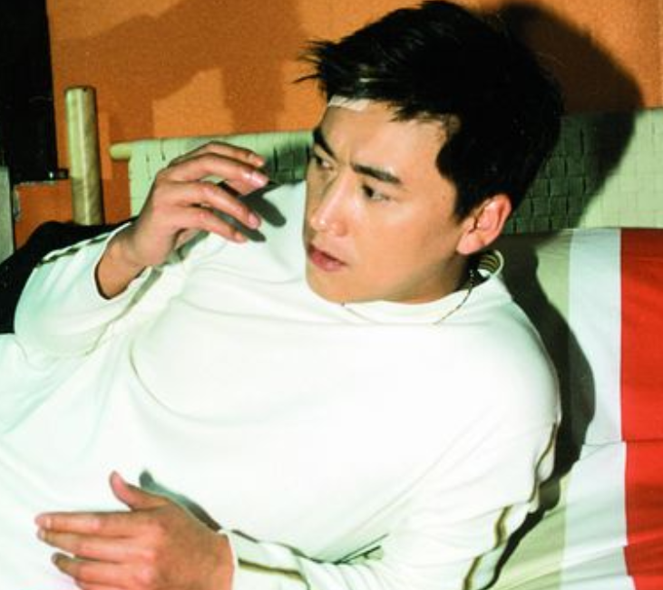 朱墨：嫁大16岁演员刘小锋，婚后生两子，如今一家四口其乐融融