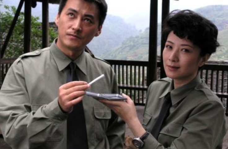 朱墨：嫁大16岁演员刘小锋，婚后生两子，如今一家四口其乐融融