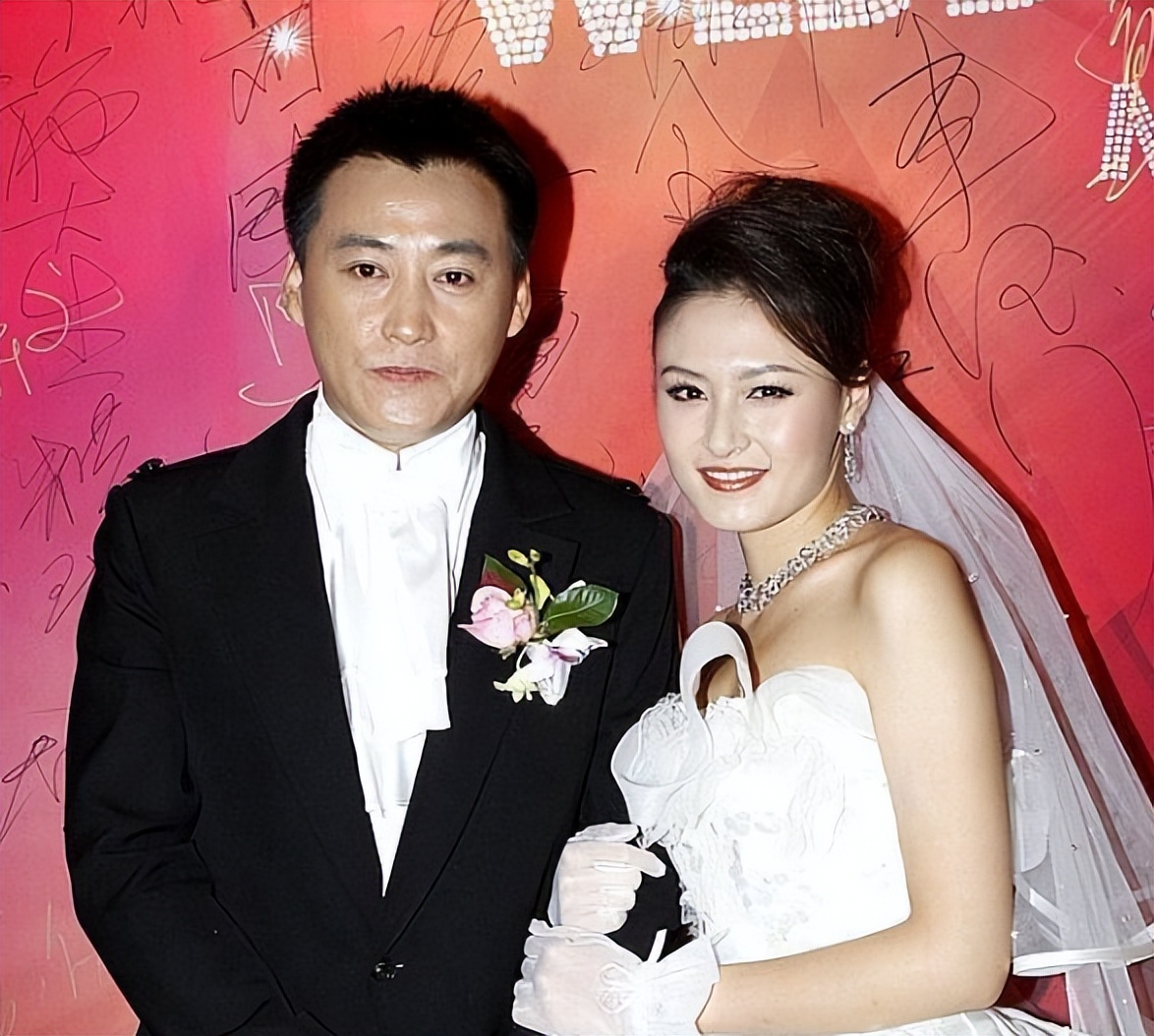 朱墨：嫁大16岁演员刘小锋，婚后生两子，如今一家四口其乐融融