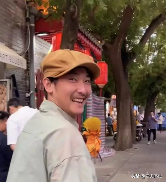 37岁男演员晒全年片酬！过节只给父亲199元红包，买空调分期付款
