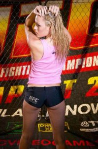 ​ufc女郎和选手台下(ufc女郎和选手)